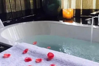 成都金牛区水疗池中的失重冥想：当身体学会漂浮